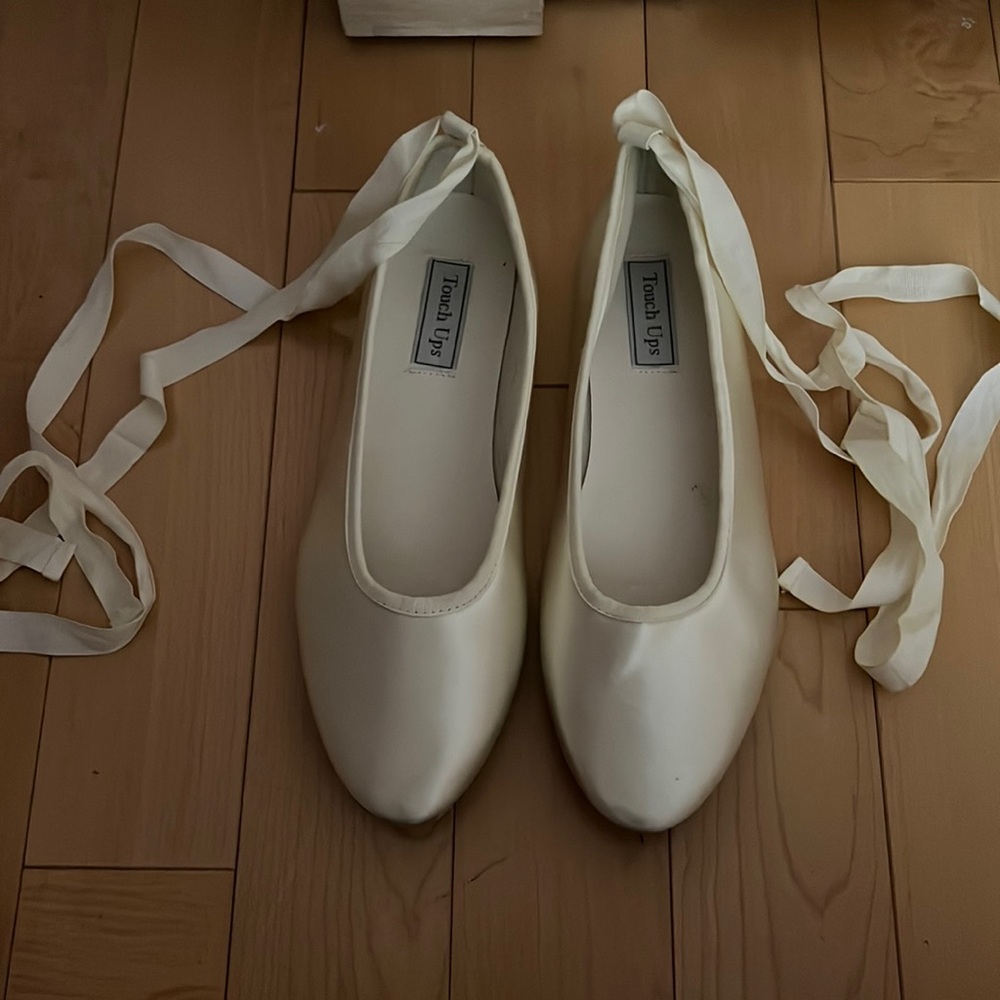 Off-white ballet flats! Perfect for the bride!